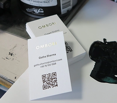 Bild på Ombori visitkort med QR-kod
