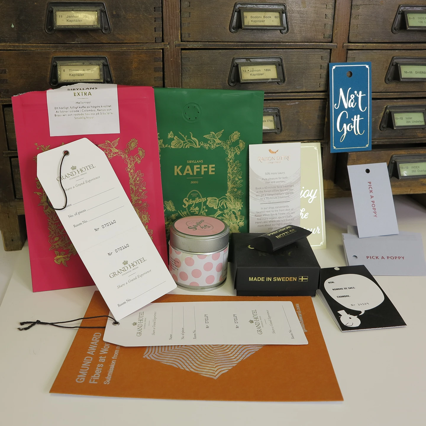 Samling av olika typer av hangtags för kläder, hotell och produkter