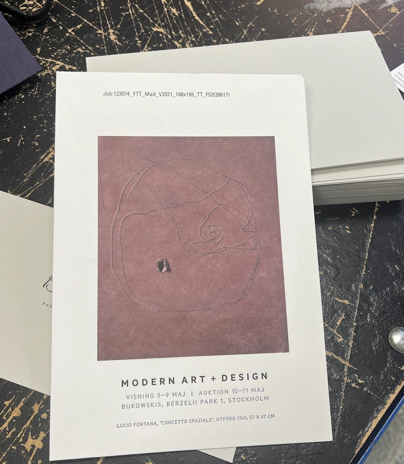 IInfo kort tryckt på ett  grått Colorplan papper i färgen Real grey (540 g) med trycktekniken svart boktryck (letterpress)