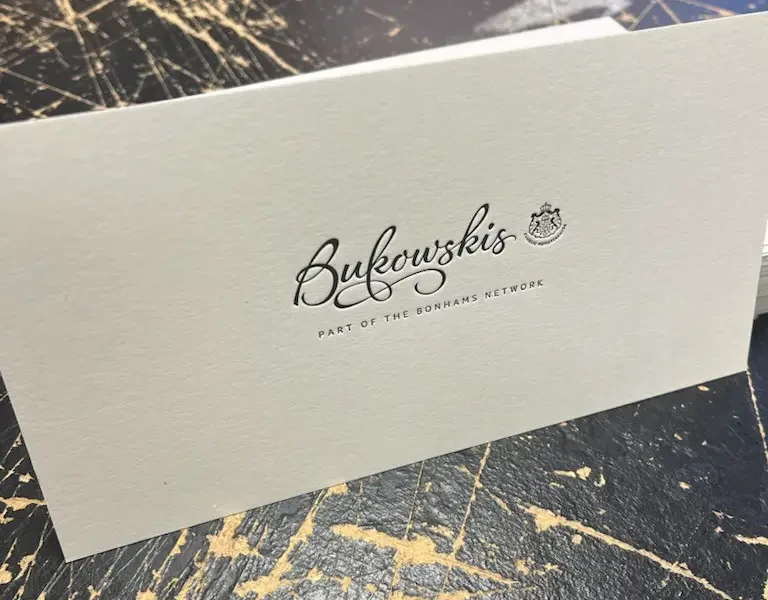 Info kort tryckt på ett 600g bomullspapper från Gmund med tryckteknikerna offset tryck och svart boktryck (letterpress)