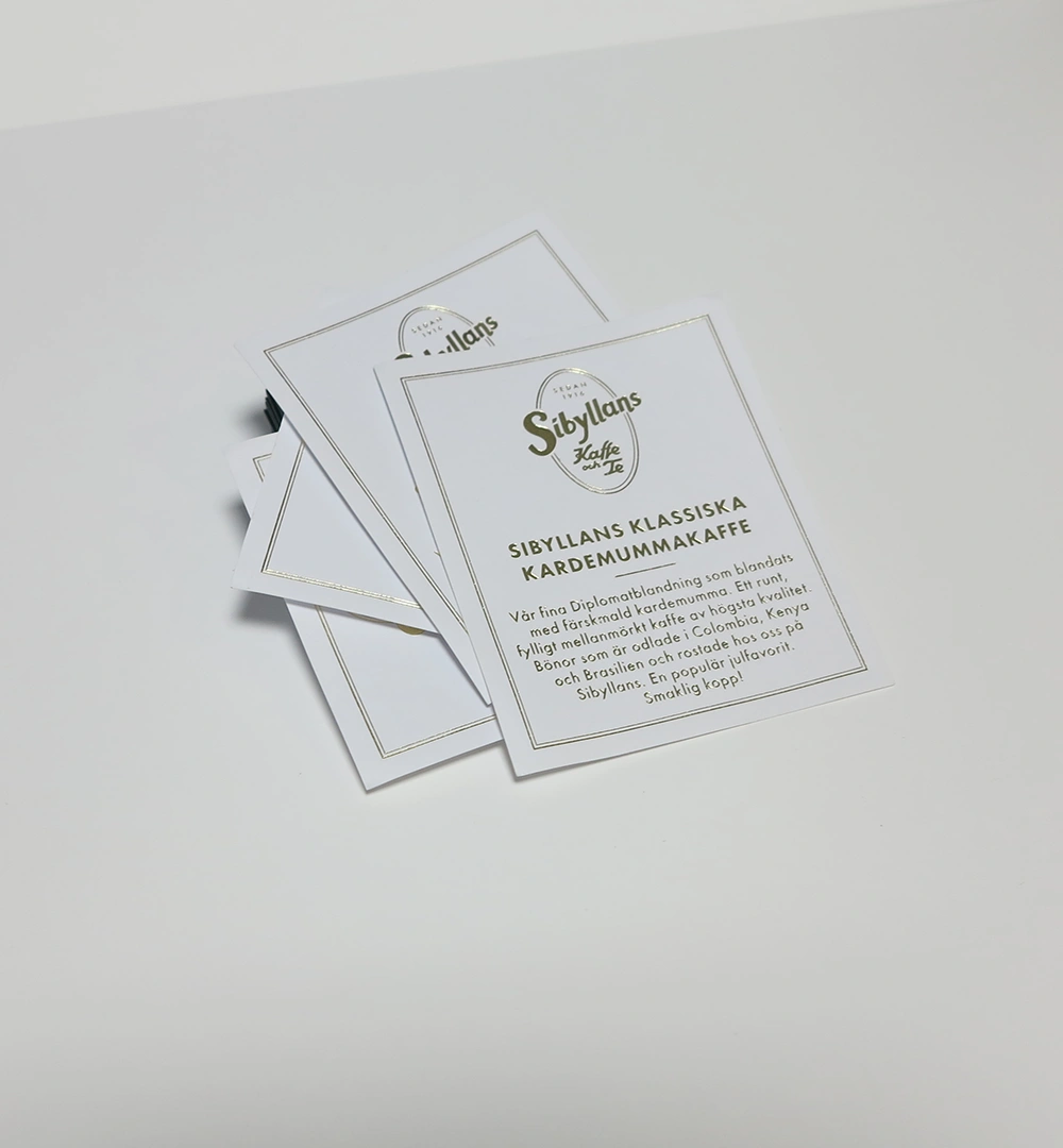 Kaffe etikett på matt vitt etikettpapper från Fasson. Tryckt med blank guldfolieprägling